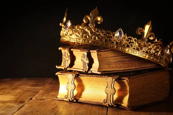 Low key of beautiful queen / king crown on old books. Vintage filtered. Фантазия средневековья — стоковое фото