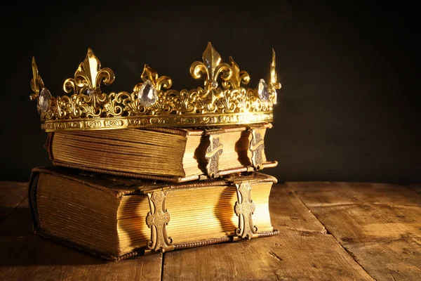 Low key of beautiful queen / king crown on old books. Vintage filtered. Фантазия средневековья — стоковое фото