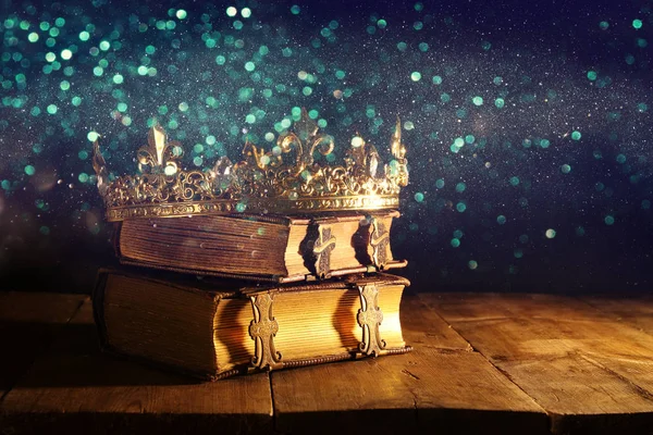 güzel Kraliçe/kral taç eski kitaplar üzerinde düşük anahtar. vintage filtre. fantezi Ortaçağ dönemi