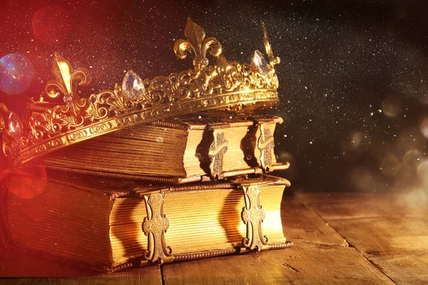 Low key of beautiful queen / king crown on old books. Vintage filtered. Фантазия средневековья — стоковое фото