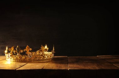 güzel Kraliçe/kral taç ahşap masa üzerinde düşük anahtar. vintage filtre. fantezi Ortaçağ dönemi