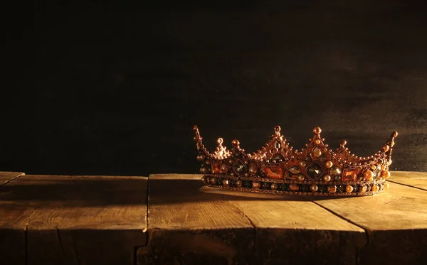 Low key of beautiful queen / king crown over wooden table. Vintage filtered. Фантазия средневековья — стоковое фото