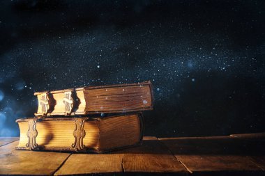 pirinç tokalar ile antika kitap. fantezi Ortaçağ dönemi ve dini kavramı