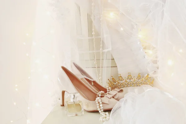 Belle robe de mariée blanche et voile sur chaise avec guirlande d'or lumières — Photo