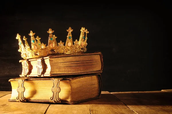Llave baja de la corona de la reina / del rey en libros viejos. filtrado vintage. fantasía período medieval —  Fotos de Stock