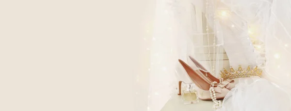 美しい白いウェディング ドレスとベール ゴールドのガーランド ライトが付いている椅子に — ストック写真