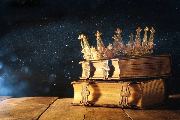 Kraliçe/kral taç eski kitaplar üzerinde düşük anahtar. vintage filtre. fantezi Ortaçağ dönemi — Stok fotoğraf