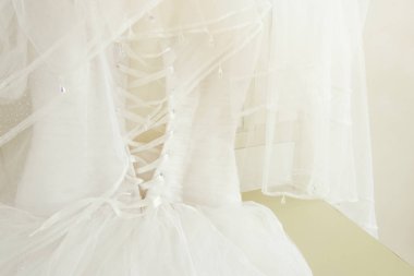 Güzel beyaz gelinlik ve peçe sandalyede