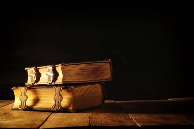 pirinç tokalar ile antika kitap. fantezi Ortaçağ dönemi ve dini kavramı