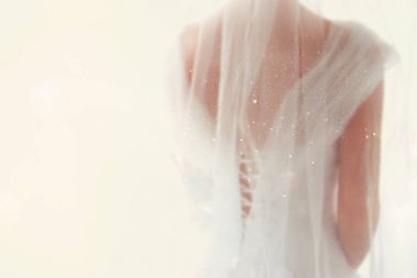 Rüya gibi soyut ve bulanık arka plan arkadan gelinlik ile güzel gelin