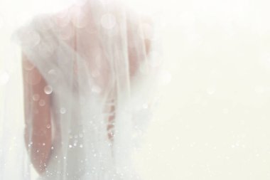 Rüya gibi soyut ve bulanık arka plan arkadan gelinlik ile güzel gelin