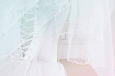 Güzel beyaz gelinlik ve peçe sandalyede