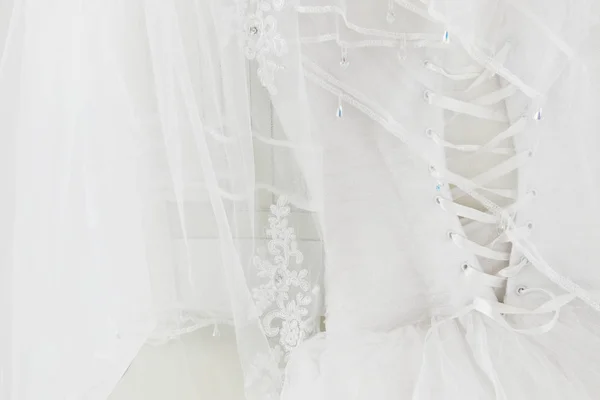 Piękna biała suknia i welon na krzesło — Zdjęcie stockowe