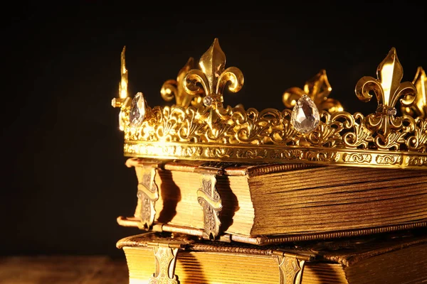 güzel Kraliçe/kral taç eski kitaplar üzerinde düşük anahtar. vintage filtre. fantezi Ortaçağ dönemi