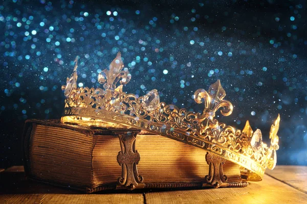 Låg nyckel av queen/king crown på gammal bok. Vintage filtreras. Fantasy medeltid — Stockfoto