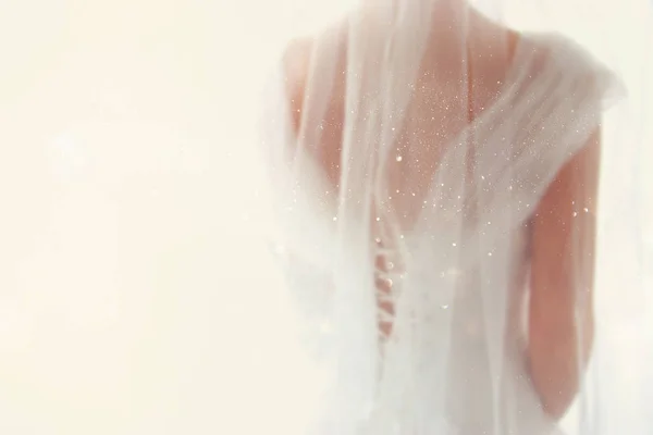 Álmodozó absztrakt és elmosódott háttér gyönyörű menyasszony, esküvői ruha, hátulról — Stock Fotó
