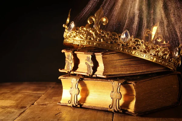 güzel Kraliçe/kral taç eski kitaplar üzerinde düşük anahtar. vintage filtre. fantezi Ortaçağ dönemi