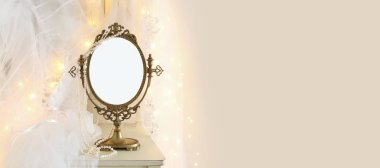 Eski vintage oval ayna ve güzel beyaz gelinlik ve peçe sandalyede altın garland ışıkları ile