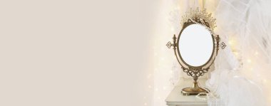 Eski vintage oval ayna ve güzel beyaz gelinlik ve peçe sandalyede altın garland ışıkları ile