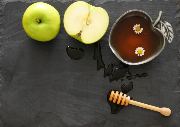 Honey, apple on slate board. Rosh hashanah (jewish New Year holiday) concept — Stock Photo, Image