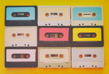 Sarı ahşap masa Retro kaset kaset koleksiyonu. Üstten Görünüm. kopya alanı