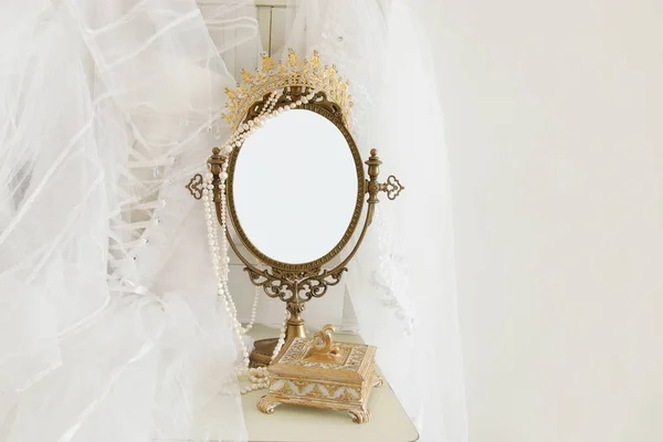 Vieux miroir ovale vintage et belle robe de mariée blanche et voile sur chaise. Espace de copie pour maquettes, montages ou mises en page — Photo