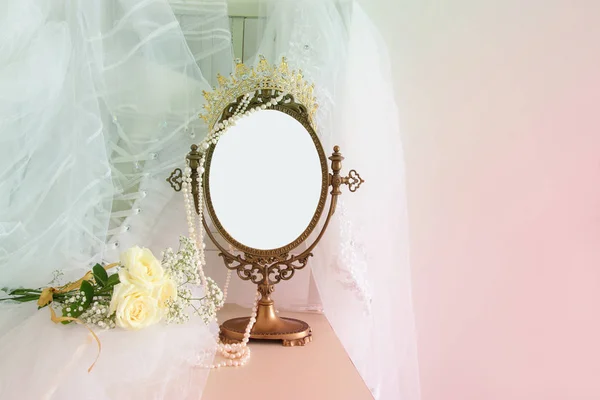 Espelho oval vintage velho e belo vestido de noiva branco e véu na cadeira. Espaço de cópia para mock up, montagem ou layout de design — Fotografia de Stock