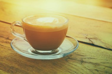 görüntü üzerinde eski ahşap masa kahve Kupası