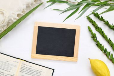 Sukkot Yahudi bayramı. Geleneksel Semboller (dört tür): Etrog, lulav, hadas, arava