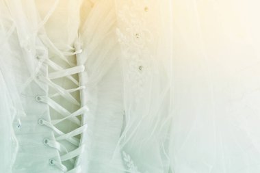 Güzel beyaz gelinlik ve peçe sandalyede