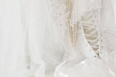 Güzel beyaz gelinlik ve peçe sandalyede