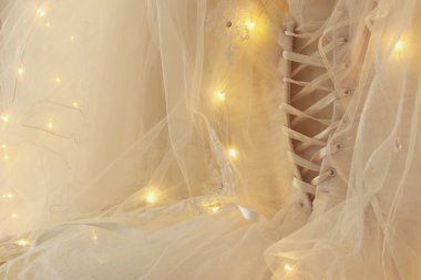 Güzel beyaz gelinlik ve peçe sandalyede garland ışıkları ile