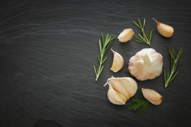 Sarımsak ve biberiye kayrak taş plaka üzerinde görüntü