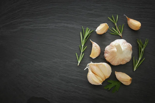 Sarımsak ve biberiye kayrak taş plaka üzerinde görüntü