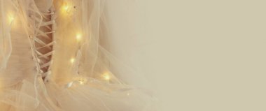 Güzel beyaz gelinlik ve peçe sandalyede garland ışıkları ile