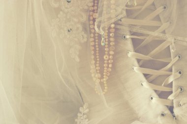 Güzel beyaz gelinlik ve peçe sandalyede