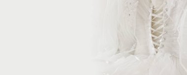 Güzel beyaz gelinlik ve peçe sandalyede