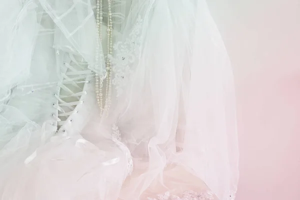 美丽的白色婚纱礼服和面纱在椅子上 — 图库照片