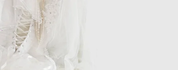 美丽的白色婚纱礼服和面纱在椅子上 — 图库照片