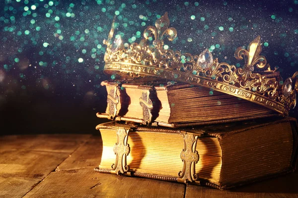 Low key of beautiful queen / king crown on old books. Vintage filtered. Фантазия средневековья — стоковое фото