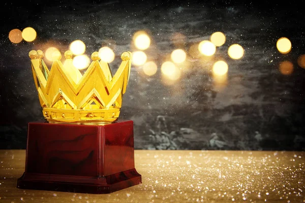 Tahta masanın üzerinde altın taç resmi