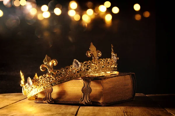 Clé basse de reine / couronne de roi sur le vieux livre. vintage filtré. fantaisie période médiévale — Photo