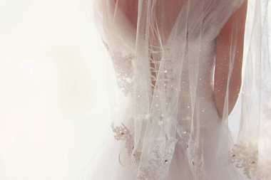 Düğün elbise ve peçe, arkadan ile güzel gelin.