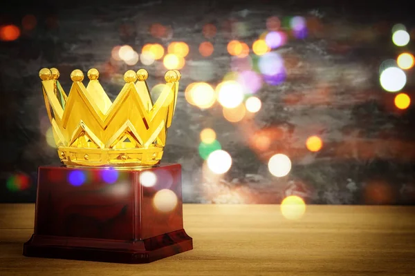 Tahta masanın üzerinde altın taç resmi