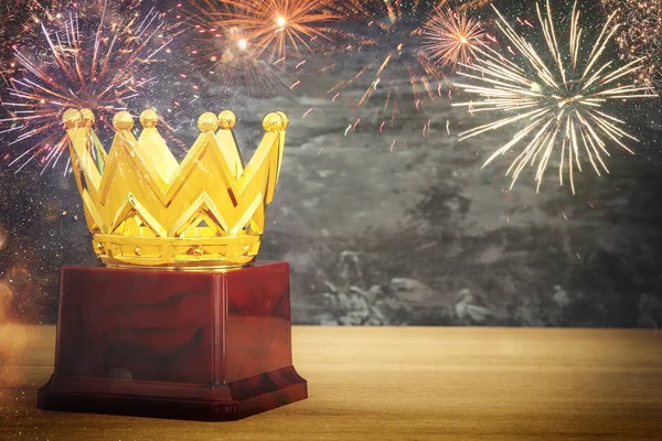 Tahta masanın üzerinde altın taç resmi