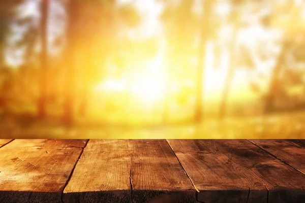 Empty table in front of blurry autumn background. Ready for product display montage — Stock Photo, Image