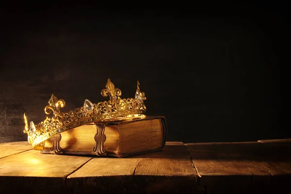 Tecla baixa de rainha / rei coroa no livro velho. vintage filtrado. período medieval fantasia — Fotografia de Stock