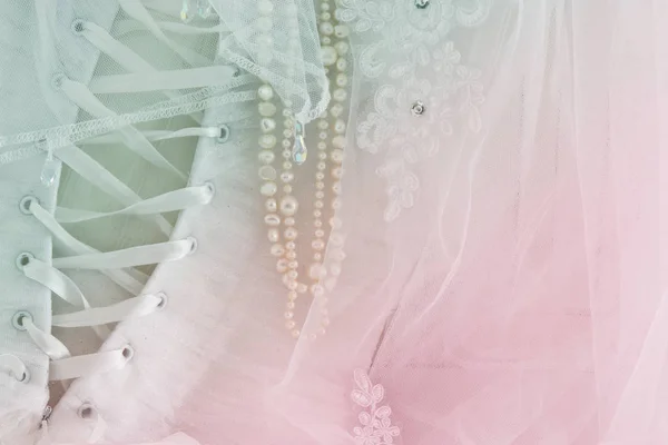 Hermoso vestido de novia blanco y velo en la silla —  Fotos de Stock