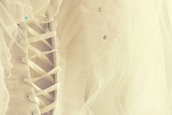 Piękna biała suknia i welon na krzesło — Zdjęcie stockowe