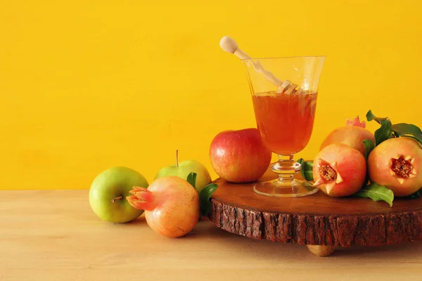 Rosh hashanah (Yahudi Yeni Yıl Tatili) konsepti. Geleneksel semboller. — Stok fotoğraf